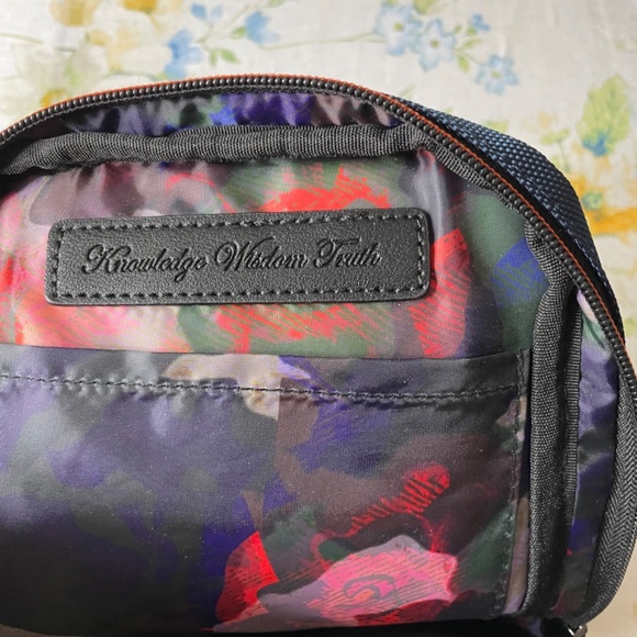 Robert Graham Sling Bag - Picture 4 of 7
